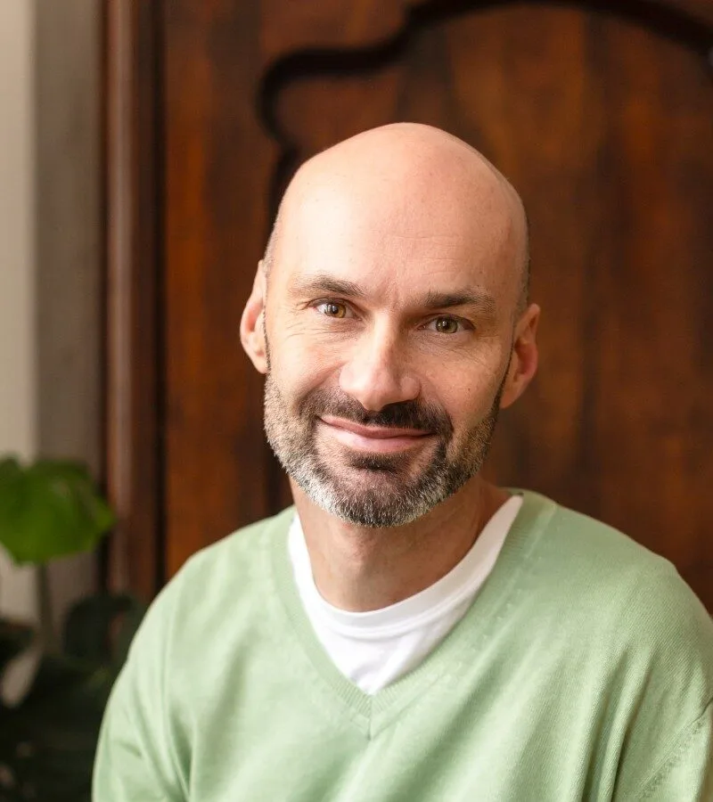 Portrétní fotografie Mgr. Kamila Antonína Vondrouše, psychoterapeuta Centra psychoterapie Praha.